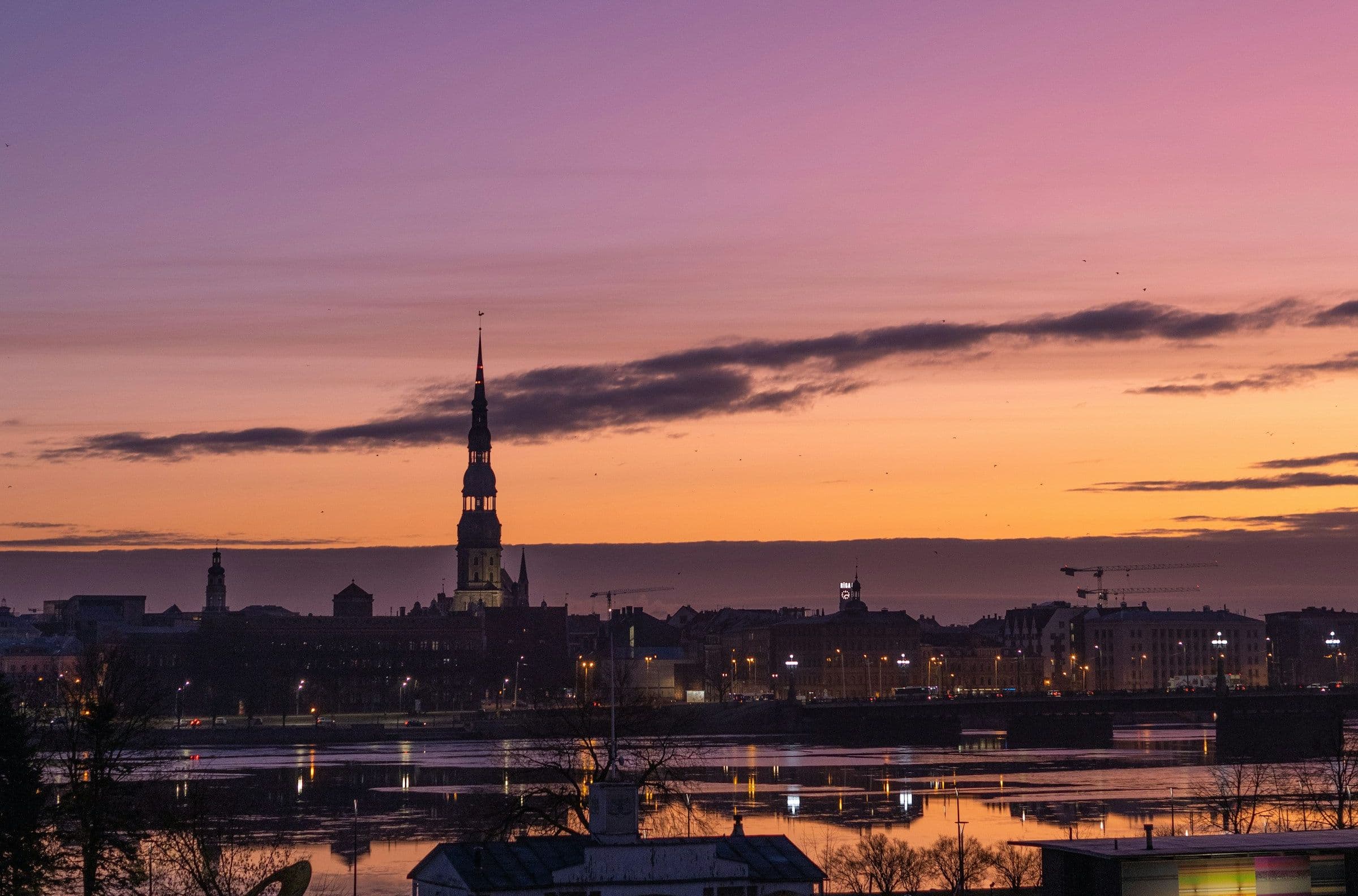 La ligne d’horizon de Riga au crépuscule, vue depuis la Daugava