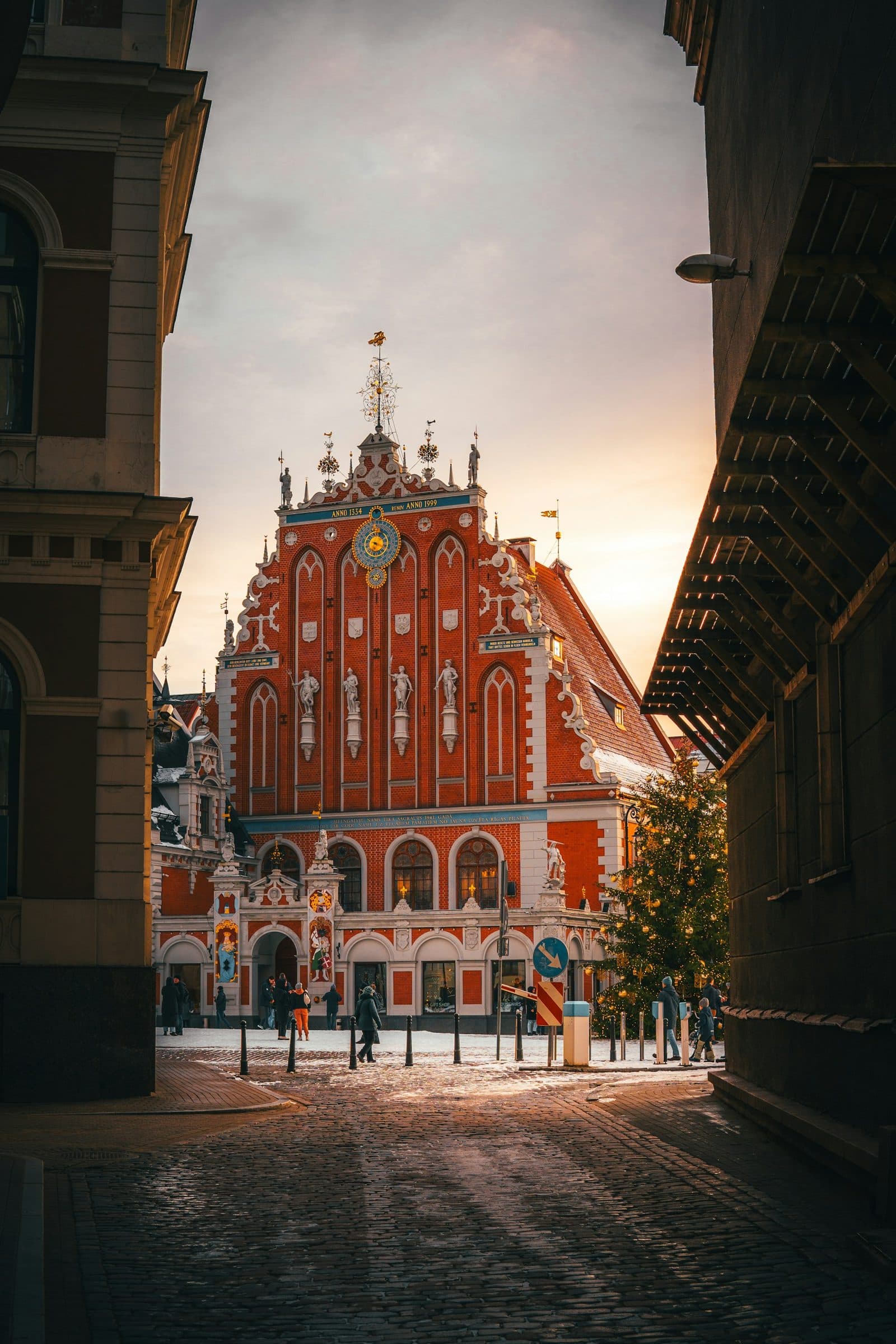 La Maison des Têtes noires dans la vieille ville de Riga au crépuscule