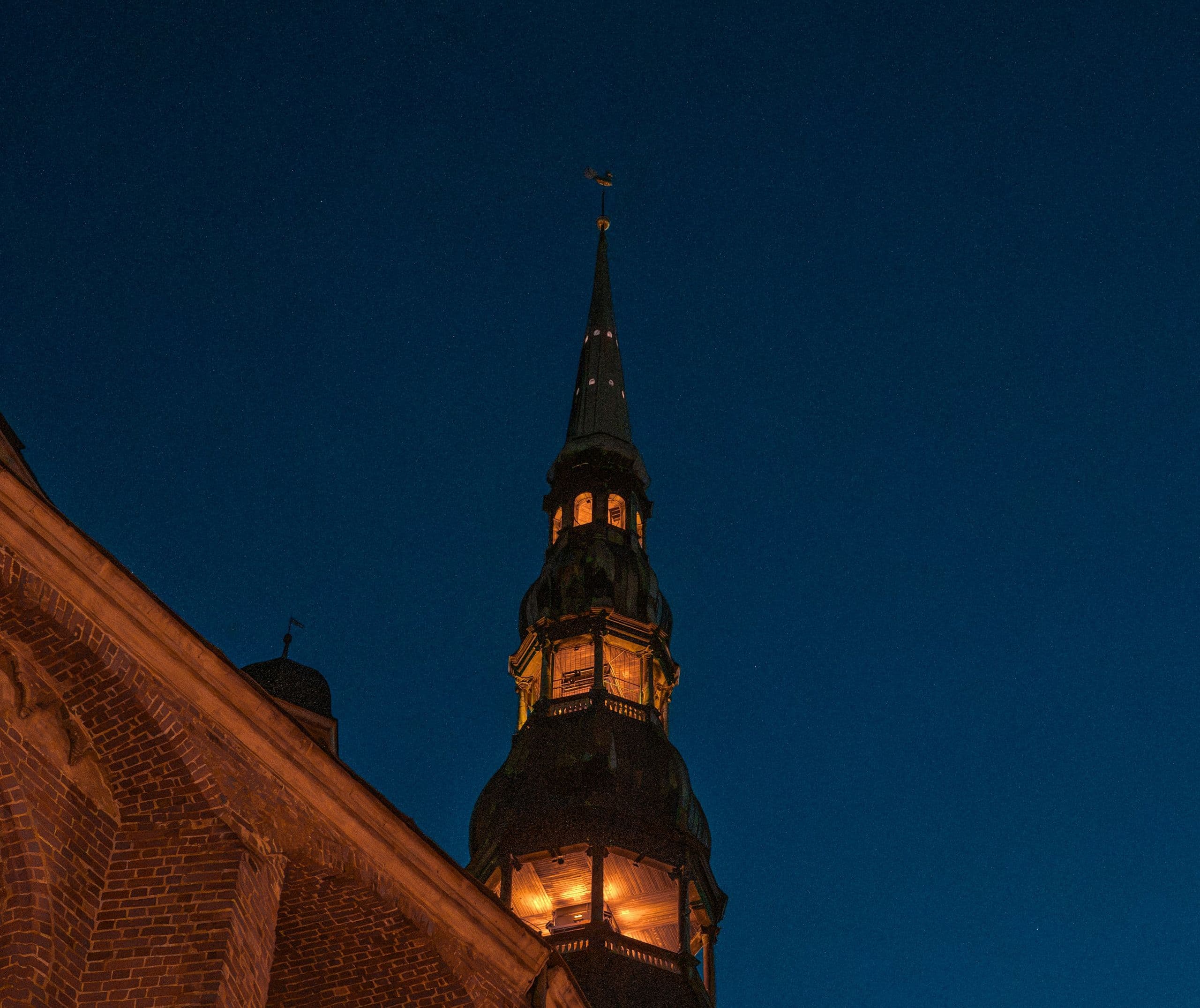 La flèche de l’église Saint-Pierre de Riga au crépuscule
